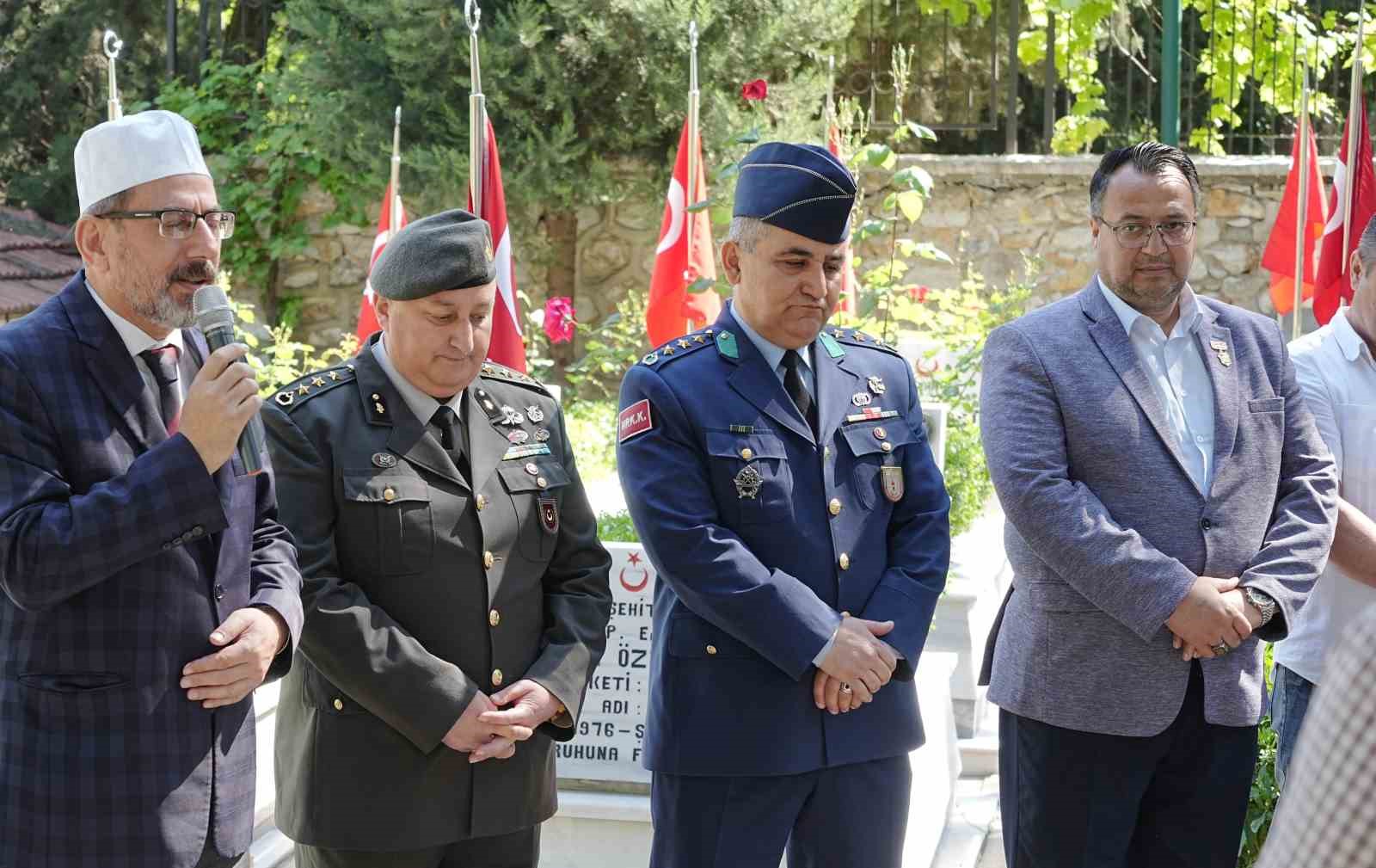 sehitlikte huzunlu bayramlasma 2 s6zPR737