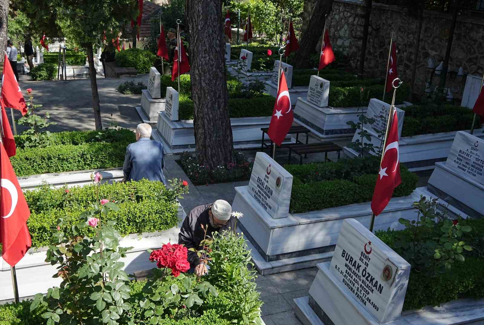 sehitlikte huzunlu bayramlasma 3 1dPj6K4j
