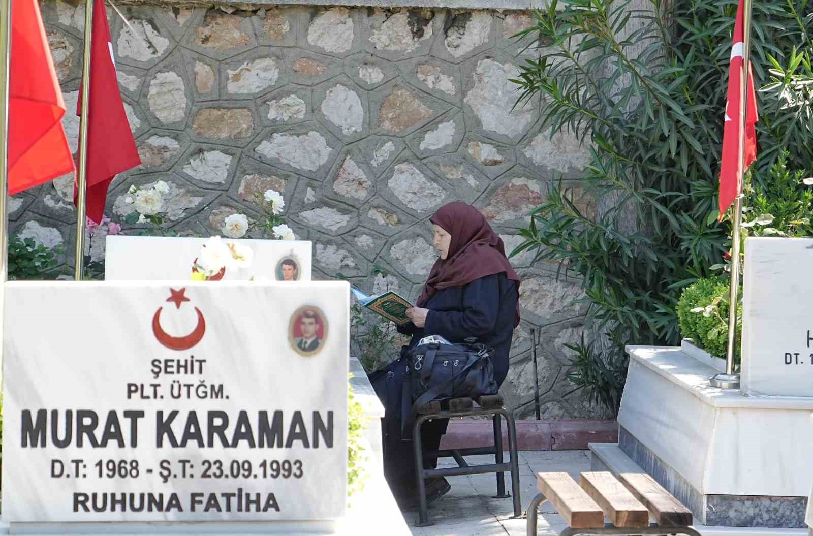 sehitlikte huzunlu bayramlasma 4 94UYIIEL