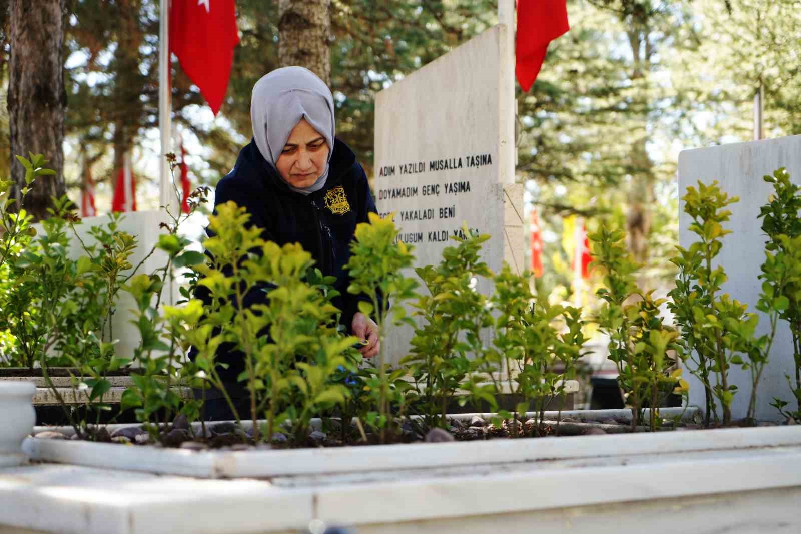 sehitlikte temizlik yapan kadinlarin duygusal anlari 1 MEU5P5tZ