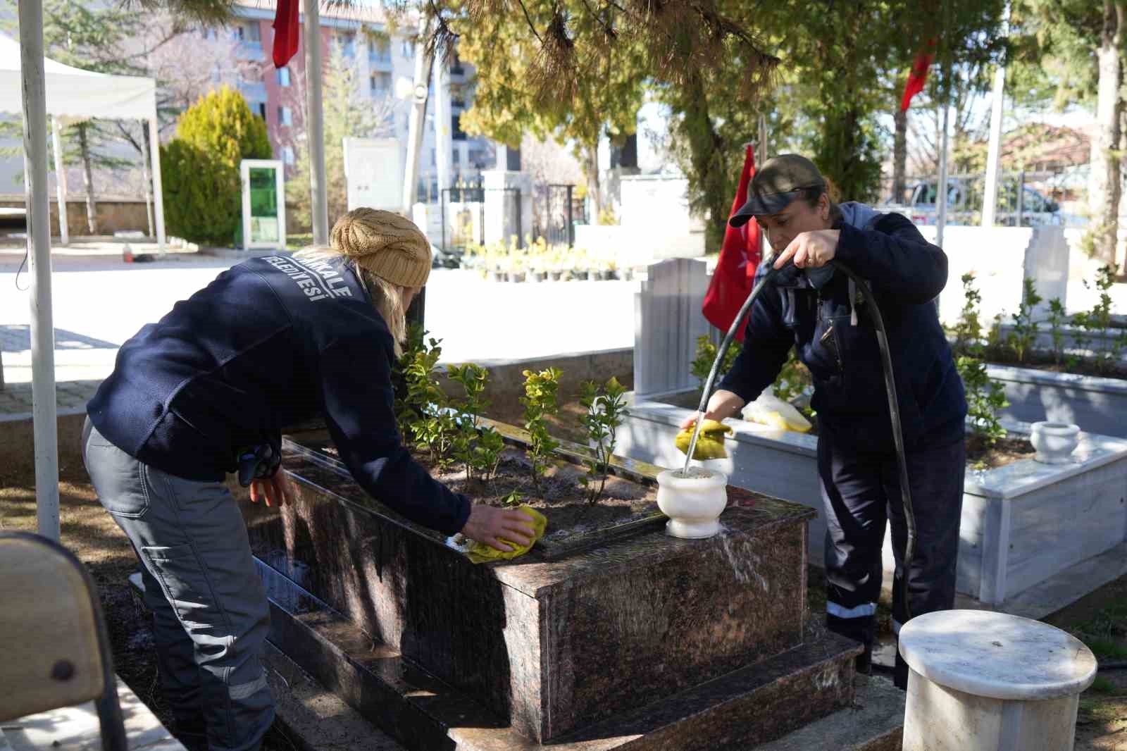sehitlikte temizlik yapan kadinlarin duygusal anlari 3 CRyOIfX7