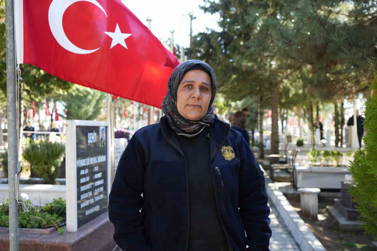 sehitlikte temizlik yapan kadinlarin duygusal anlari 5 mhM2V8Tv