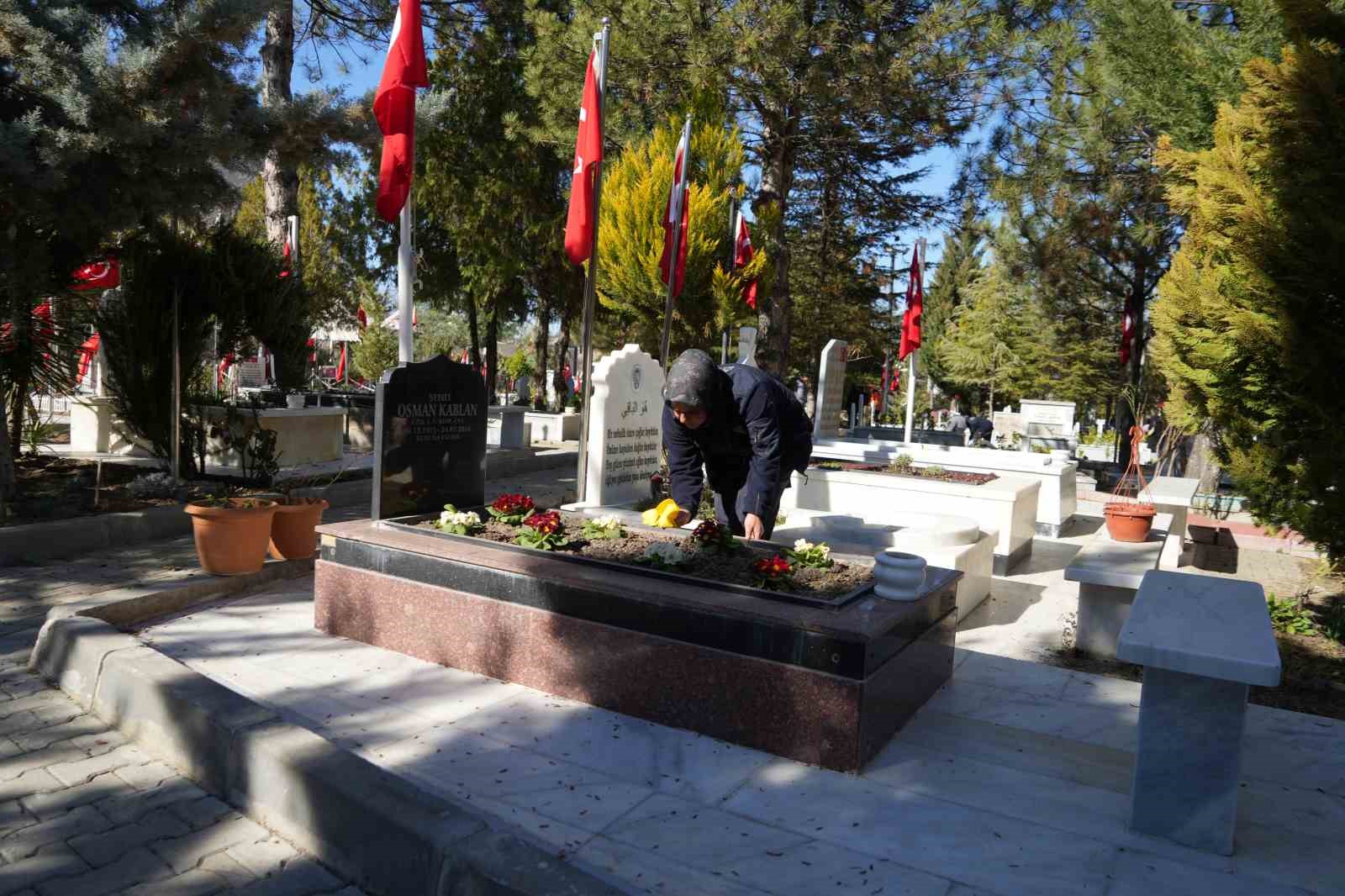 sehitlikte temizlik yapan kadinlarin duygusal anlari 6 TNWNMlbj