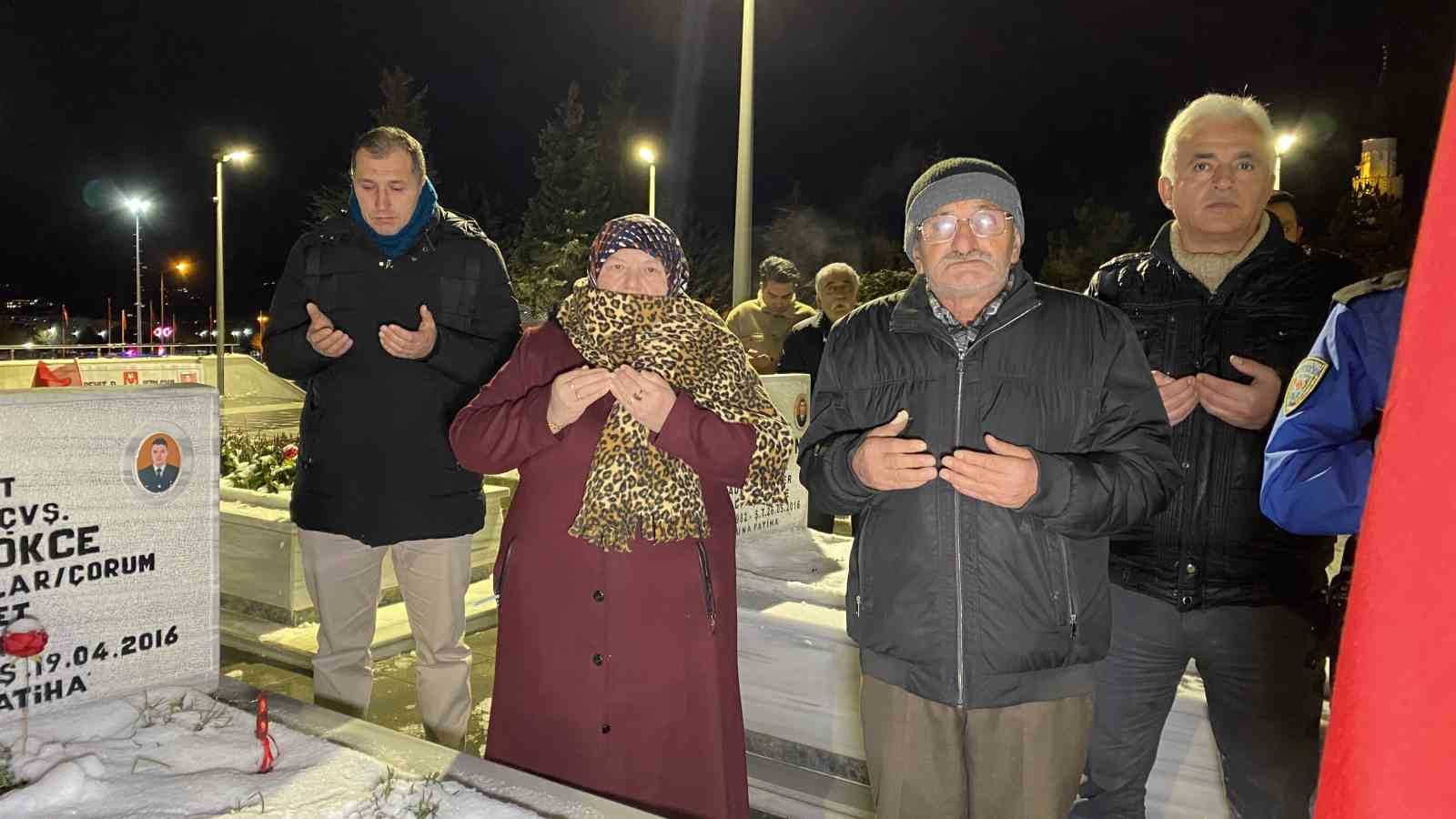 sehitlikte yilbasi gecesi aileler dualarla yeni yila girdi 10 1mrKAkZt