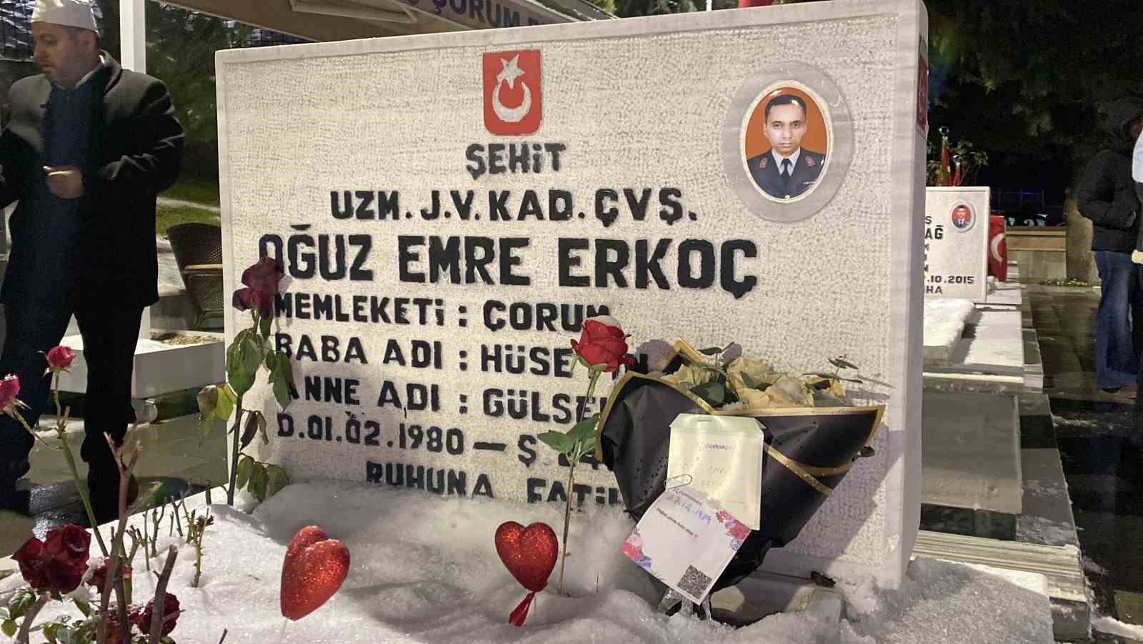 sehitlikte yilbasi gecesi aileler dualarla yeni yila girdi 12 gwWNGeKX