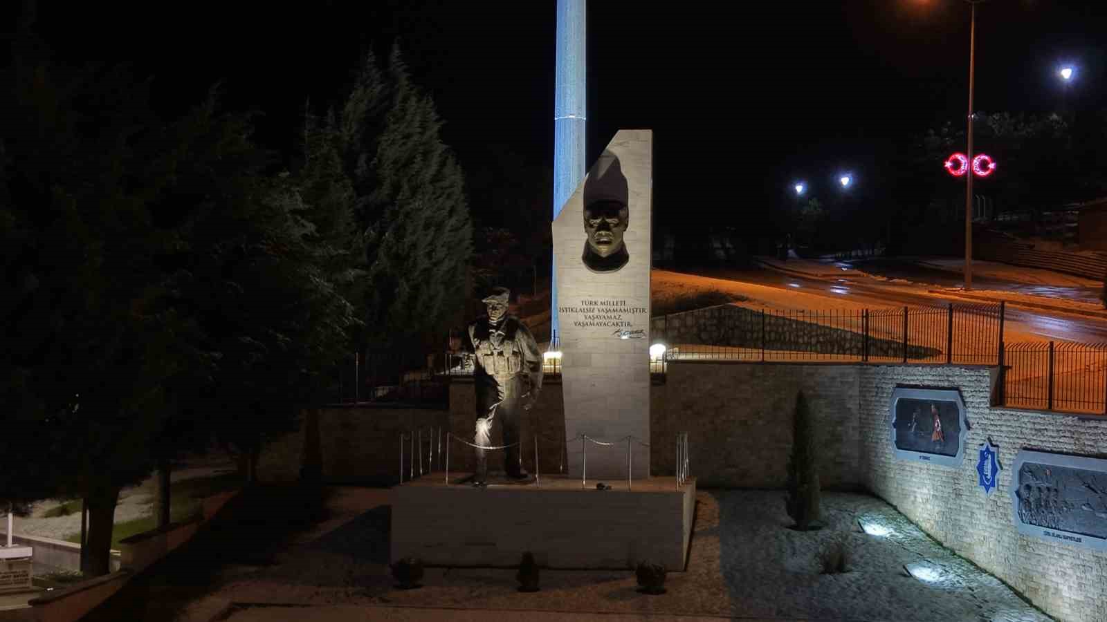 sehitlikte yilbasi gecesi aileler dualarla yeni yila girdi 2 Bi89CV29