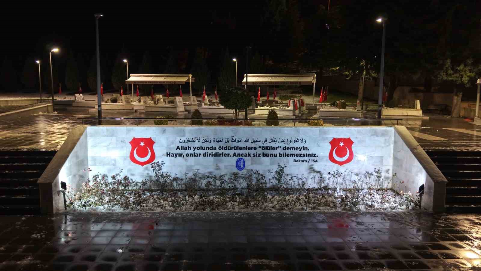 sehitlikte yilbasi gecesi aileler dualarla yeni yila girdi 3 dlrCQFIq