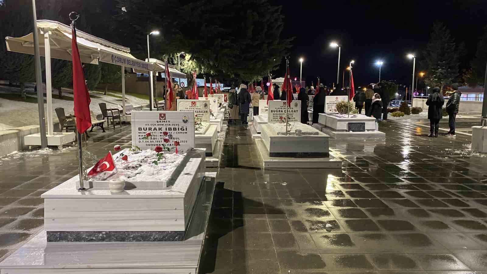 sehitlikte yilbasi gecesi aileler dualarla yeni yila girdi 4 pfiCMzOS