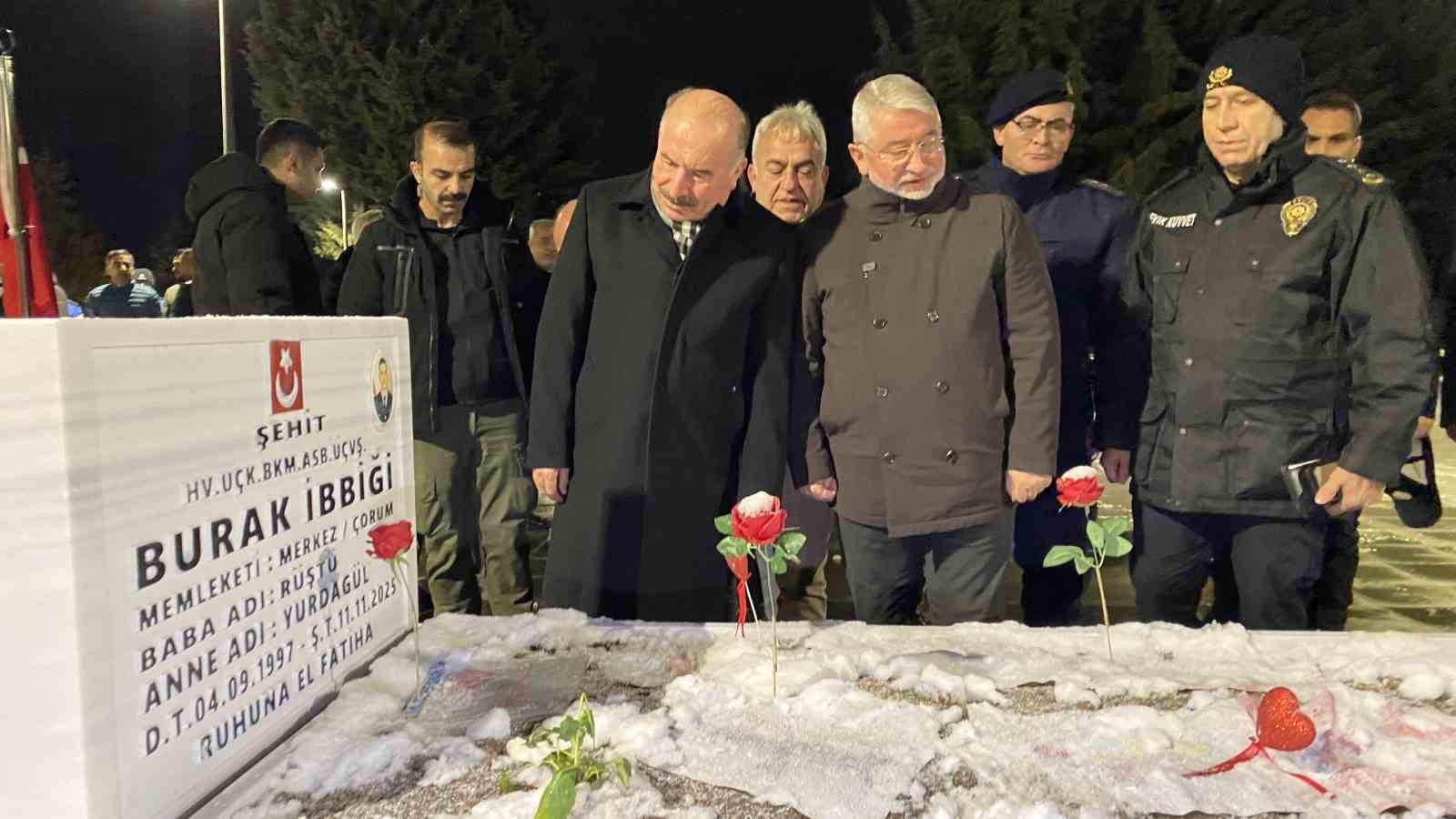 sehitlikte yilbasi gecesi aileler dualarla yeni yila girdi 7 qPdhL6Wg