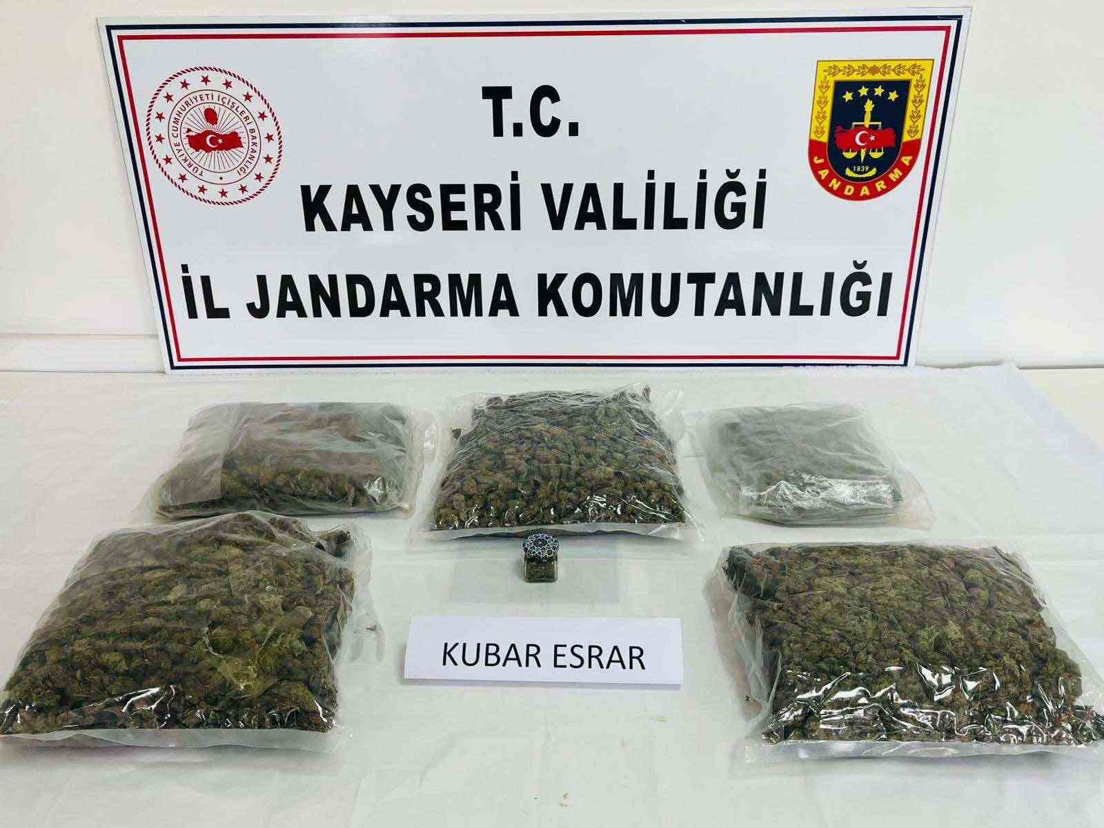 sehpa icerisine zulalanmis 4 kilo uyusturucu ele gecirildi 1 Fif5wkFq