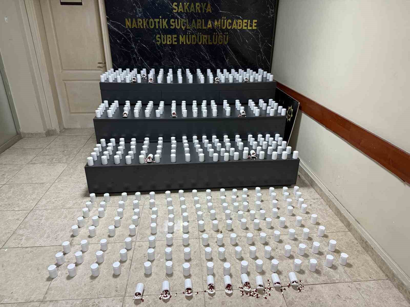 Şehri birbirine katan araçtan 25 bin 750 adet sentetik ecza ilacı çıktı 7 sehri birbirine katan aractan 25 bin 750 adet sentetik ecza ilaci cikti 3 ShgAa4fi