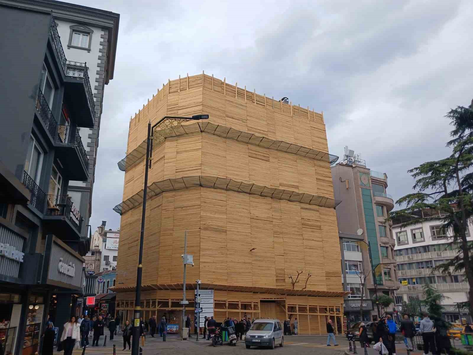 sehrin merkezinde binayi kereste ile paketlediler 1 uLTOdMyc