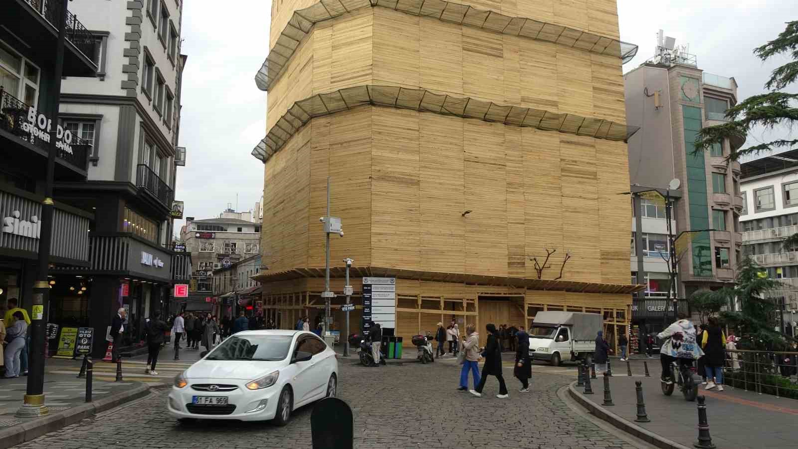 sehrin merkezinde binayi kereste ile paketlediler 2 HKUutVtQ