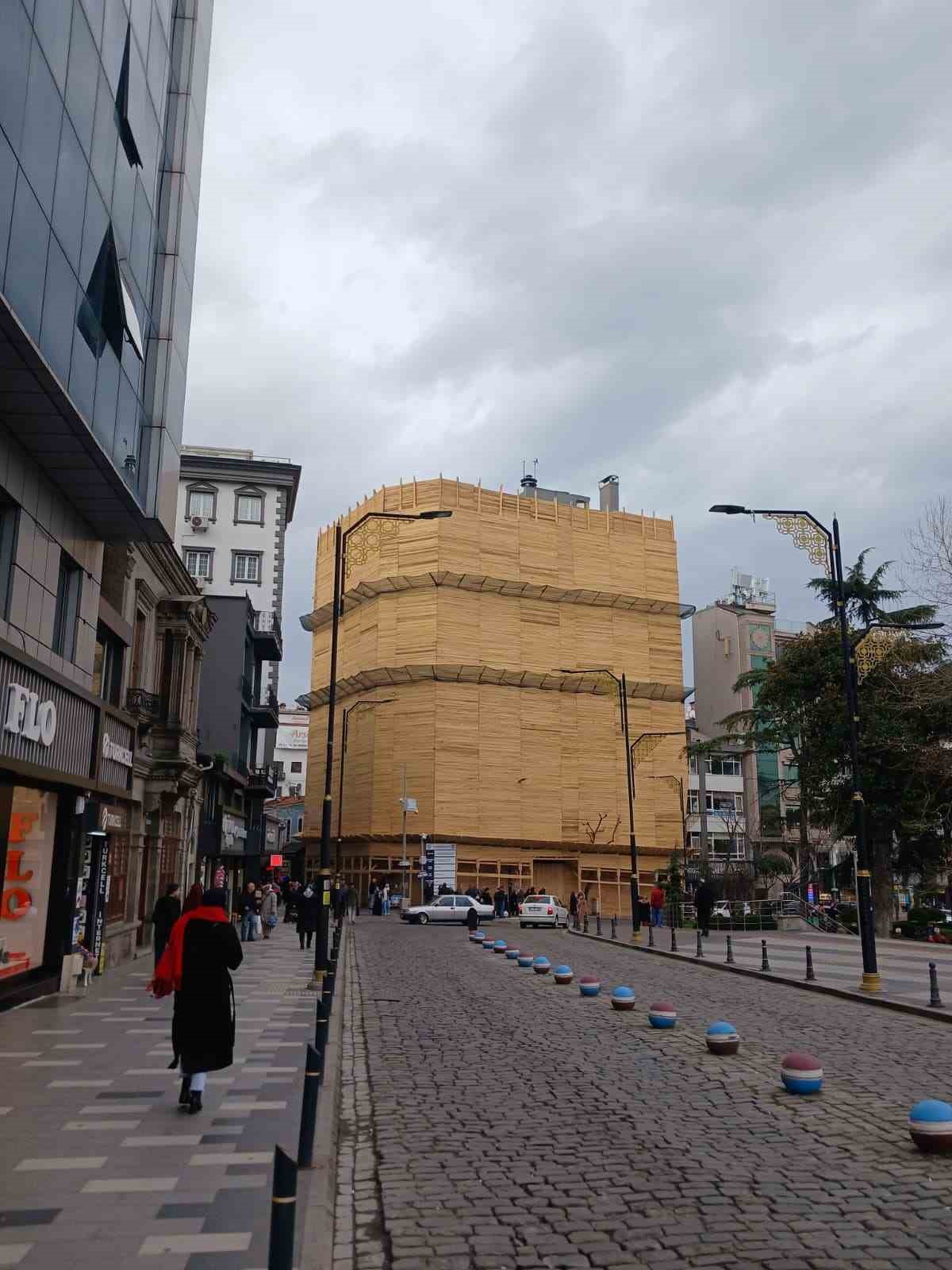 sehrin merkezinde binayi kereste ile paketlediler 5 1GhbM9qm