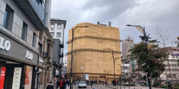 sehrin-merkezinde-binayi-kereste-ile-paketlediler-SGaEYmb6.jpg