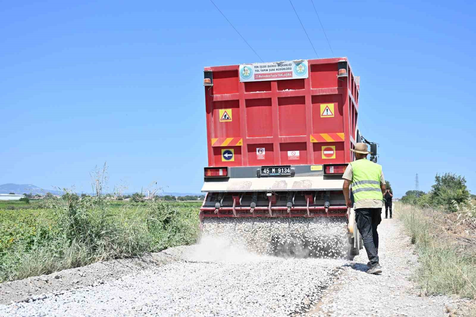 Şehzadeler’de çiftçinin beklediği yol yenilendi 5 sehzadelerde ciftcinin bekledigi yol yenilendi 1 Cn5Rukm4