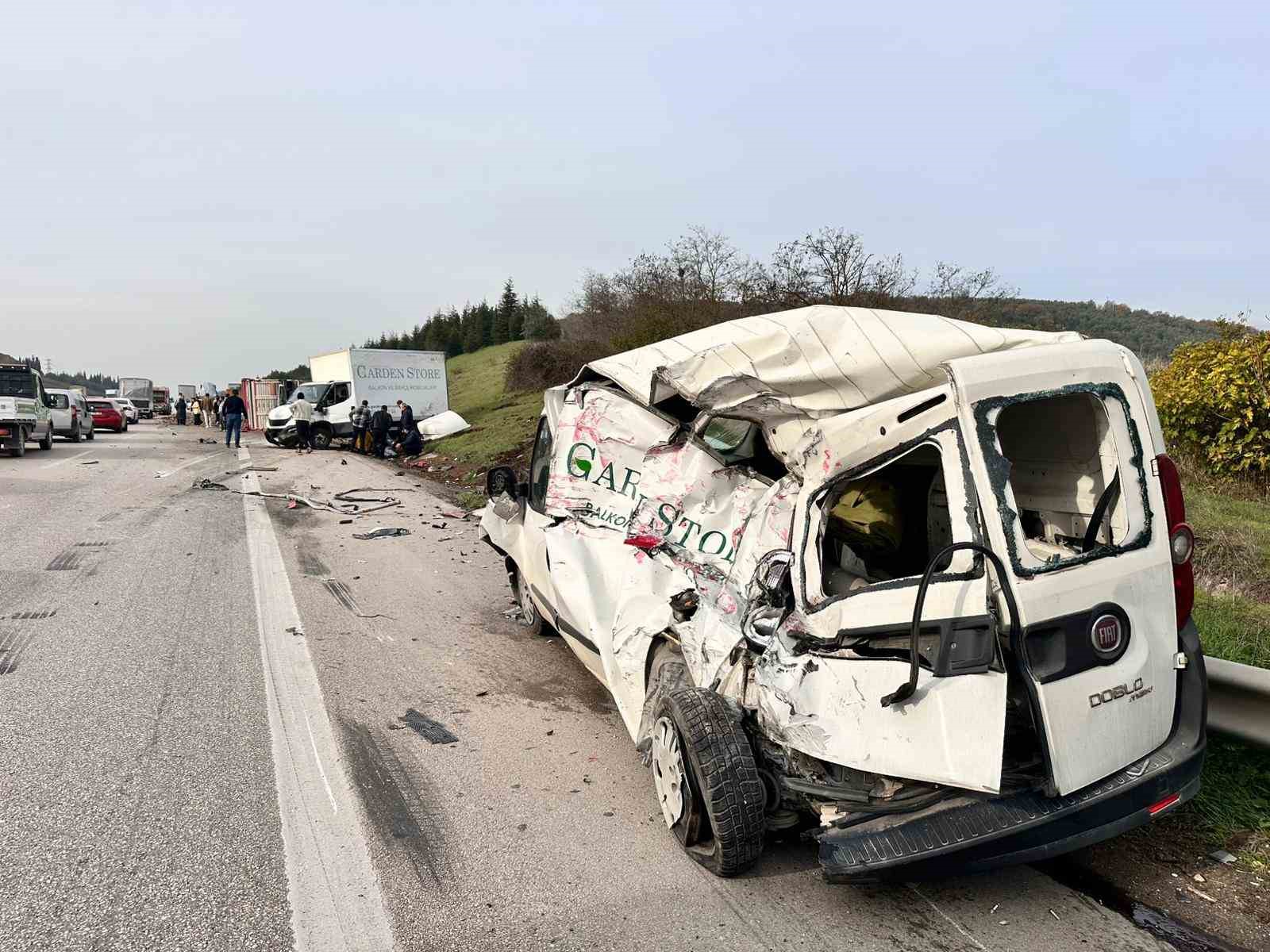seker pancari yuklu tir 2 araca carpip devrildi 1i agir 5 yarali 4 ScY4HXdT