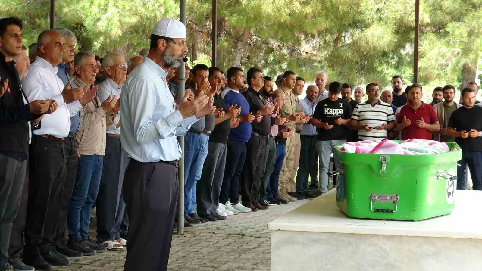 Sel afetinde evladını kaybeden annenin, ‘Beni dinlemedin oğlum, sana gitme dedim’ sözleri yürekleri dağladı 6 sel afetinde evladini kaybeden annenin beni dinlemedin oglum sana gitme dedim sozleri yurekleri dagladi RsWFqpSe