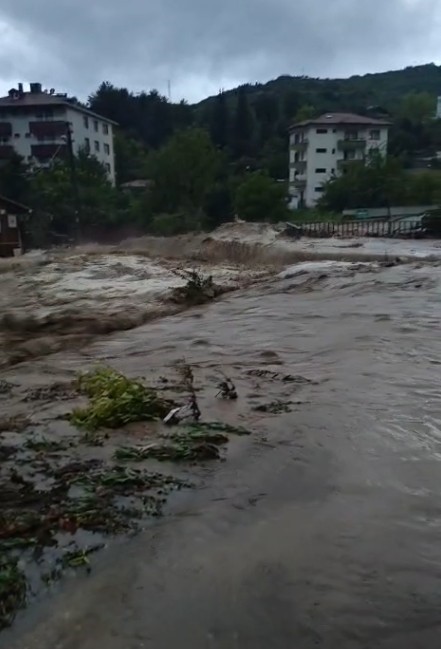 sel afetinin yasandigi cidede derenin tastigi anlar kamerada 0 a7K9ZGAd