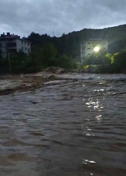 sel afetinin yasandigi cidede derenin tastigi anlar kamerada 2 DgpvM6gd