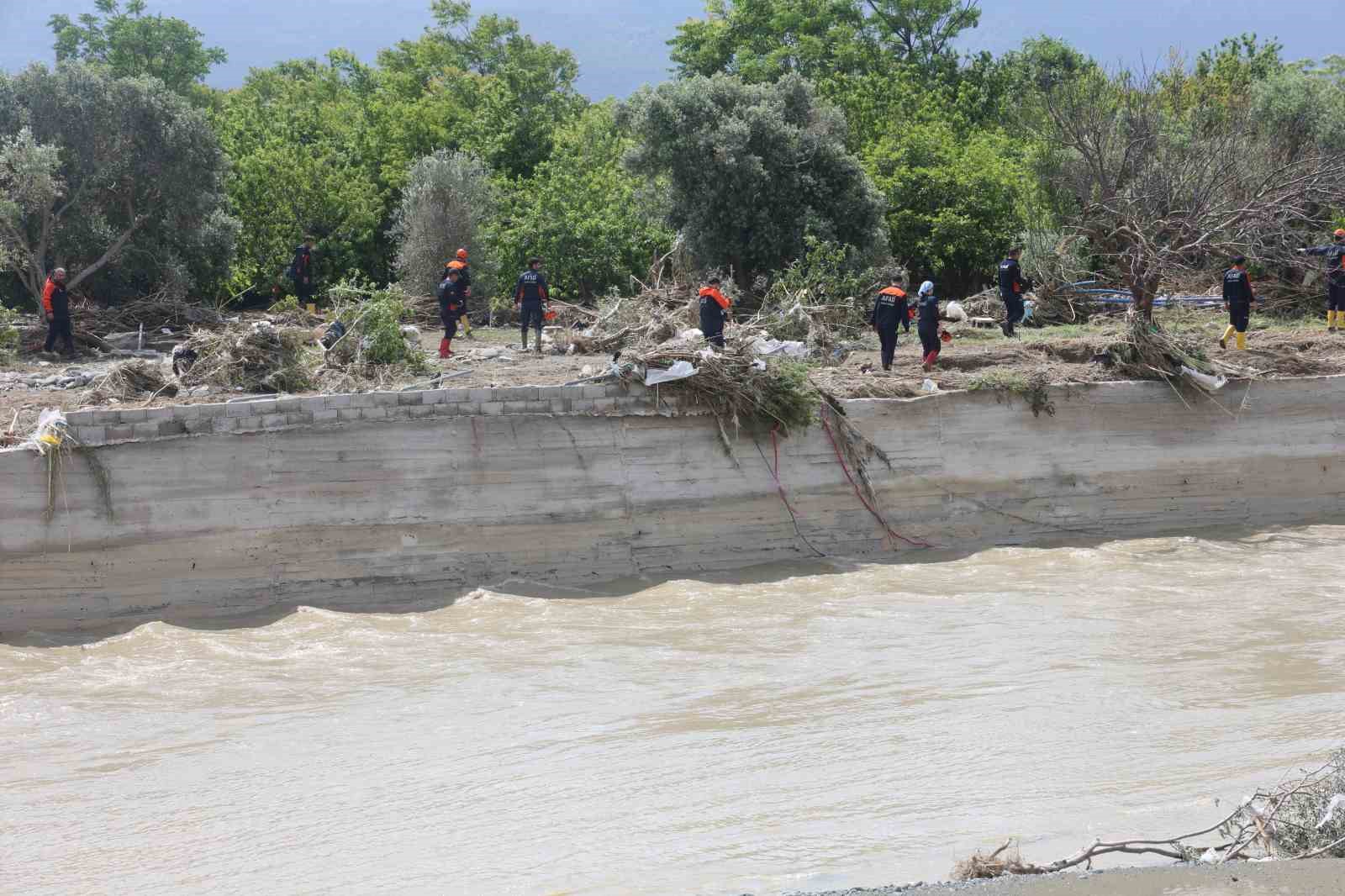 sel felaketinde kaybolan 2 genci arama calismalari ikinci gununde devam ediyor 7