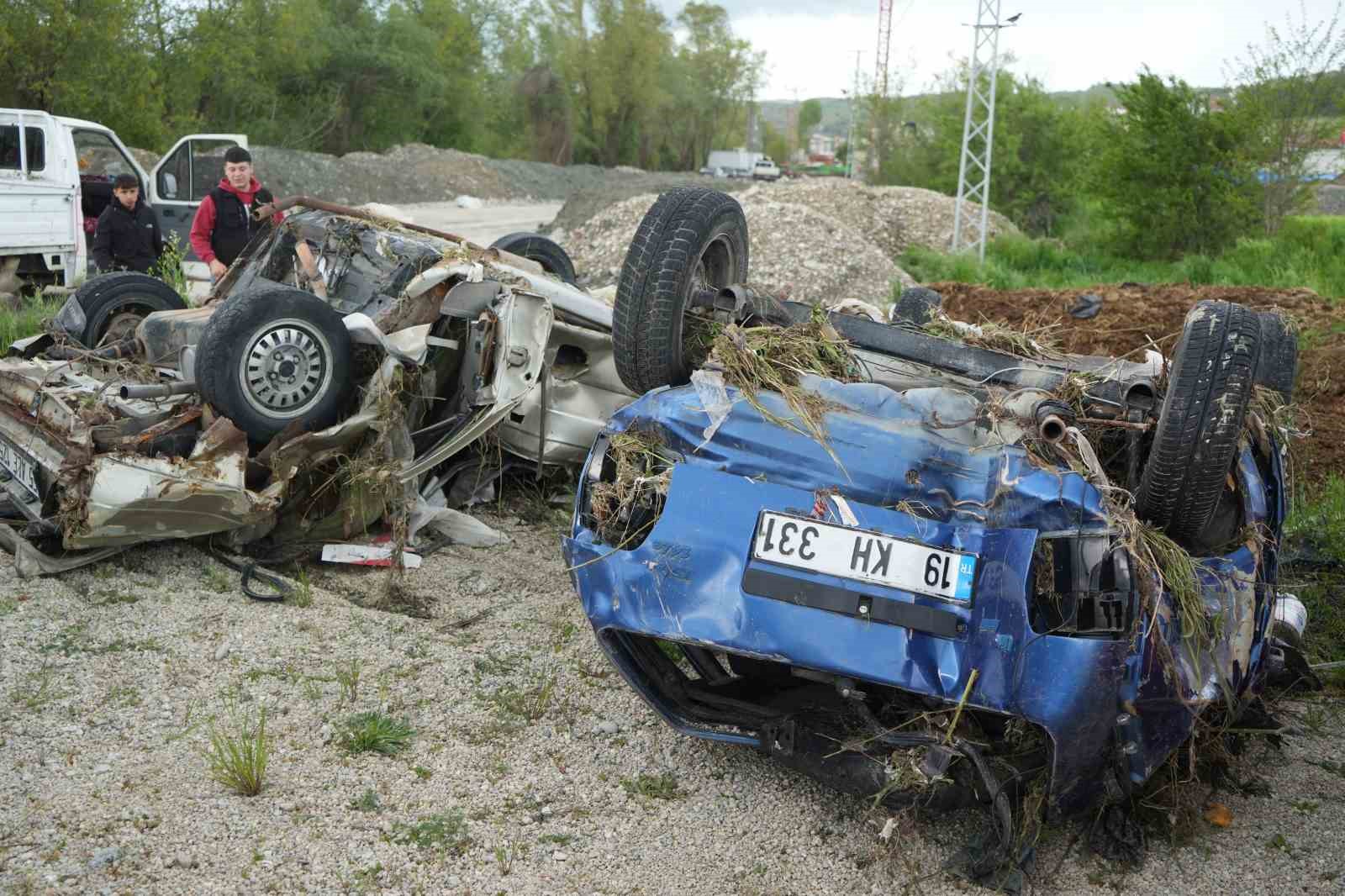 sel felaketinin yasandigi ilcede arac mezarligi olustu 4 HcWgEBKb