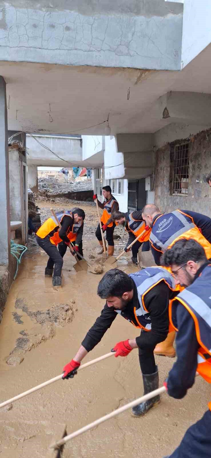 sel sonrasi 50 hayvan telef oldu 2 ahir kullanilamaz hale geldi 1