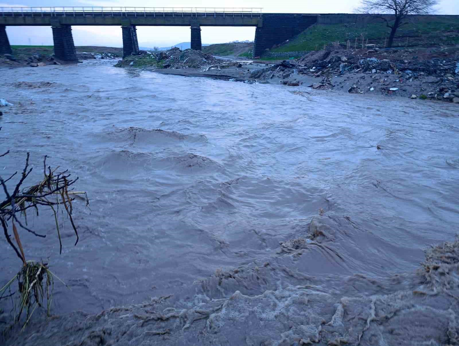 sel sulari aksudaki yarim asirlik tarihi kopruye zarar verdi 0