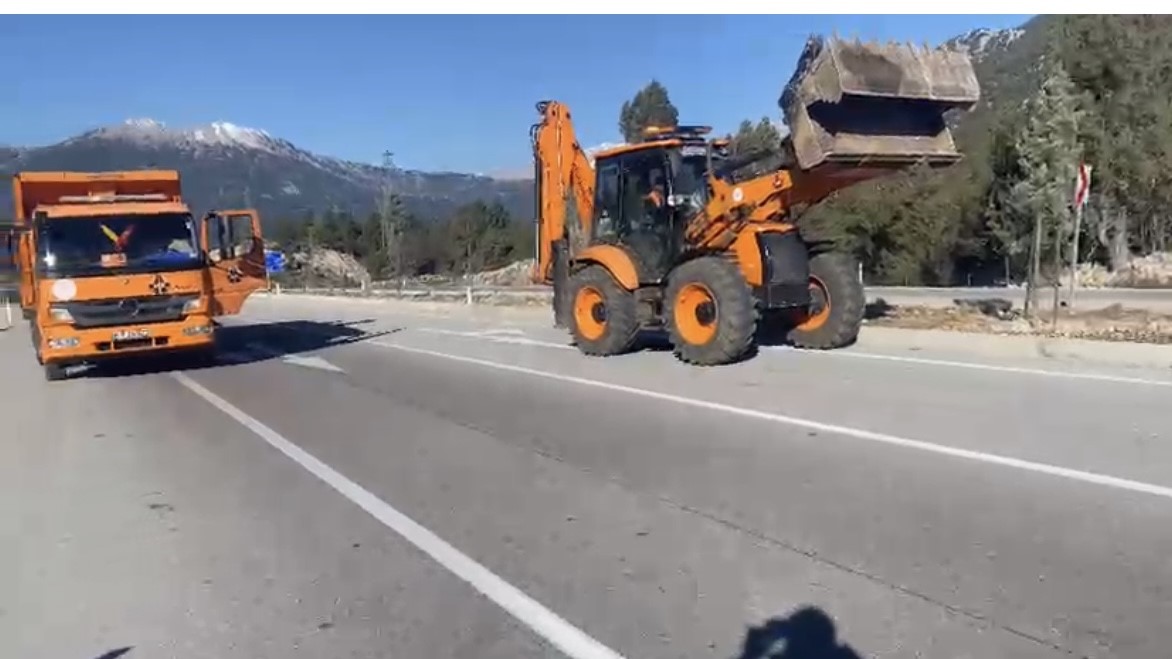 sel sulari altinda kalan antalya konya kara yolu yeniden ulasima acildi 2 RdUA4NcX
