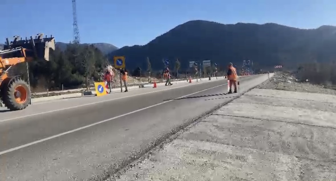 sel sulari altinda kalan antalya konya kara yolu yeniden ulasima acildi 3 JcOKc9bh