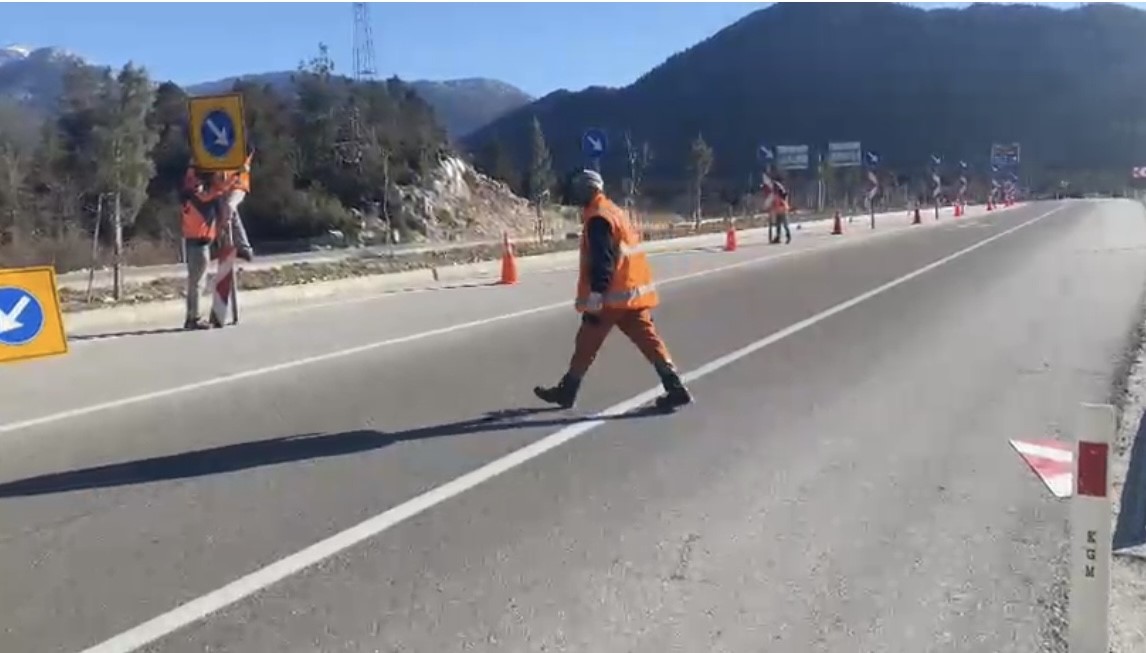 sel sulari altinda kalan antalya konya kara yolu yeniden ulasima acildi 4