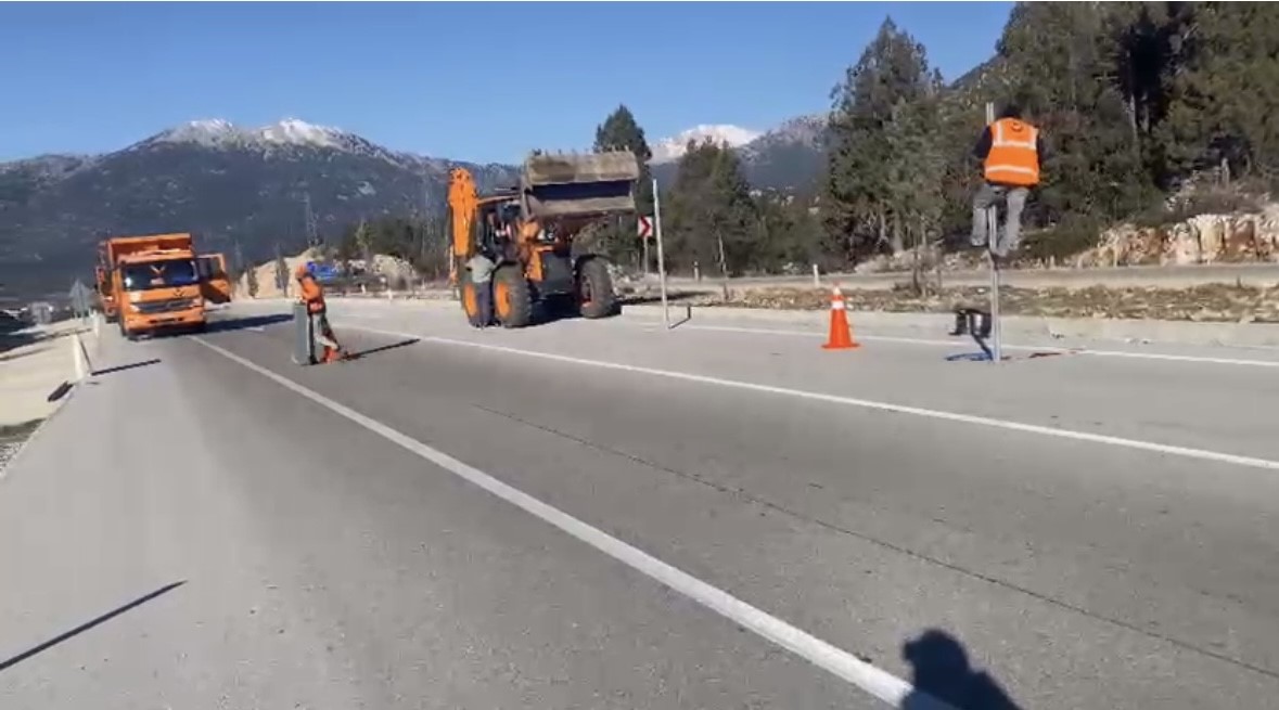 sel sulari altinda kalan antalya konya kara yolu yeniden ulasima acildi 5 qFkGXTzu