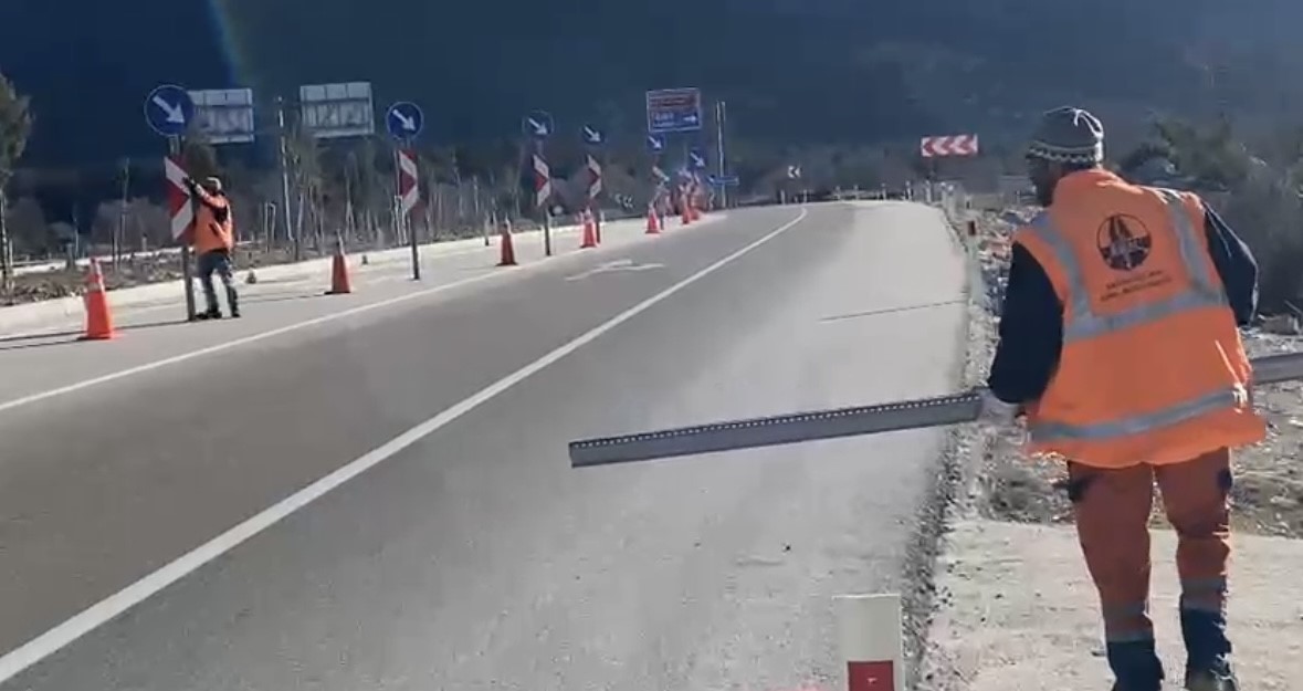 sel sulari altinda kalan antalya konya kara yolu yeniden ulasima acildi 6 FMTDXORa