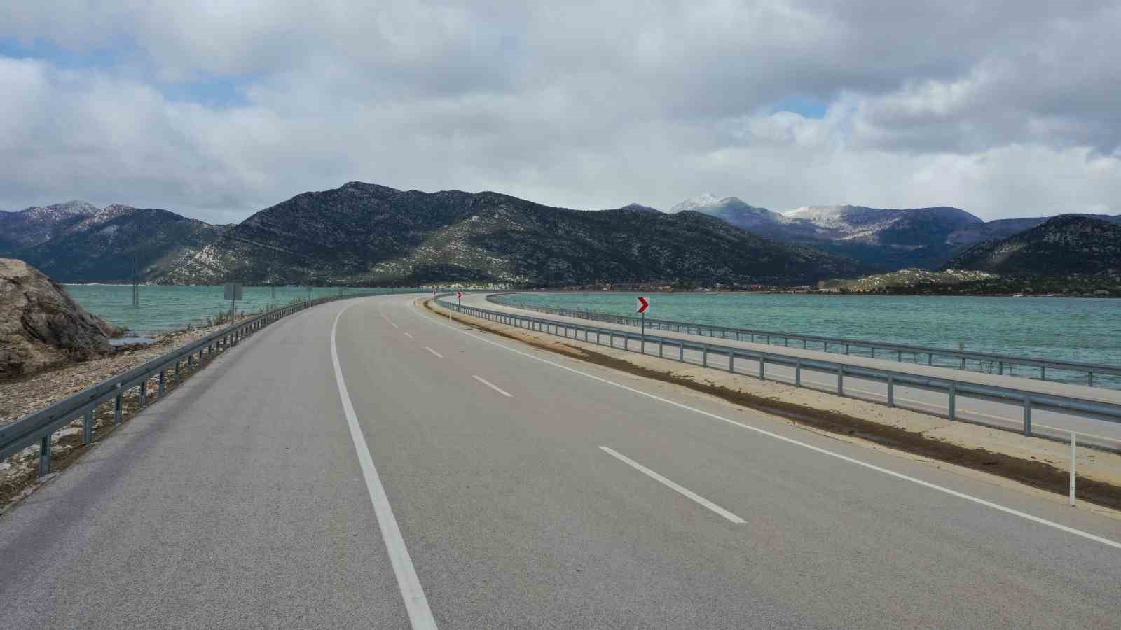 sel sulari altinda kalan antalya konya kara yolu yeniden ulasima acildi 8 tDgWjX7t