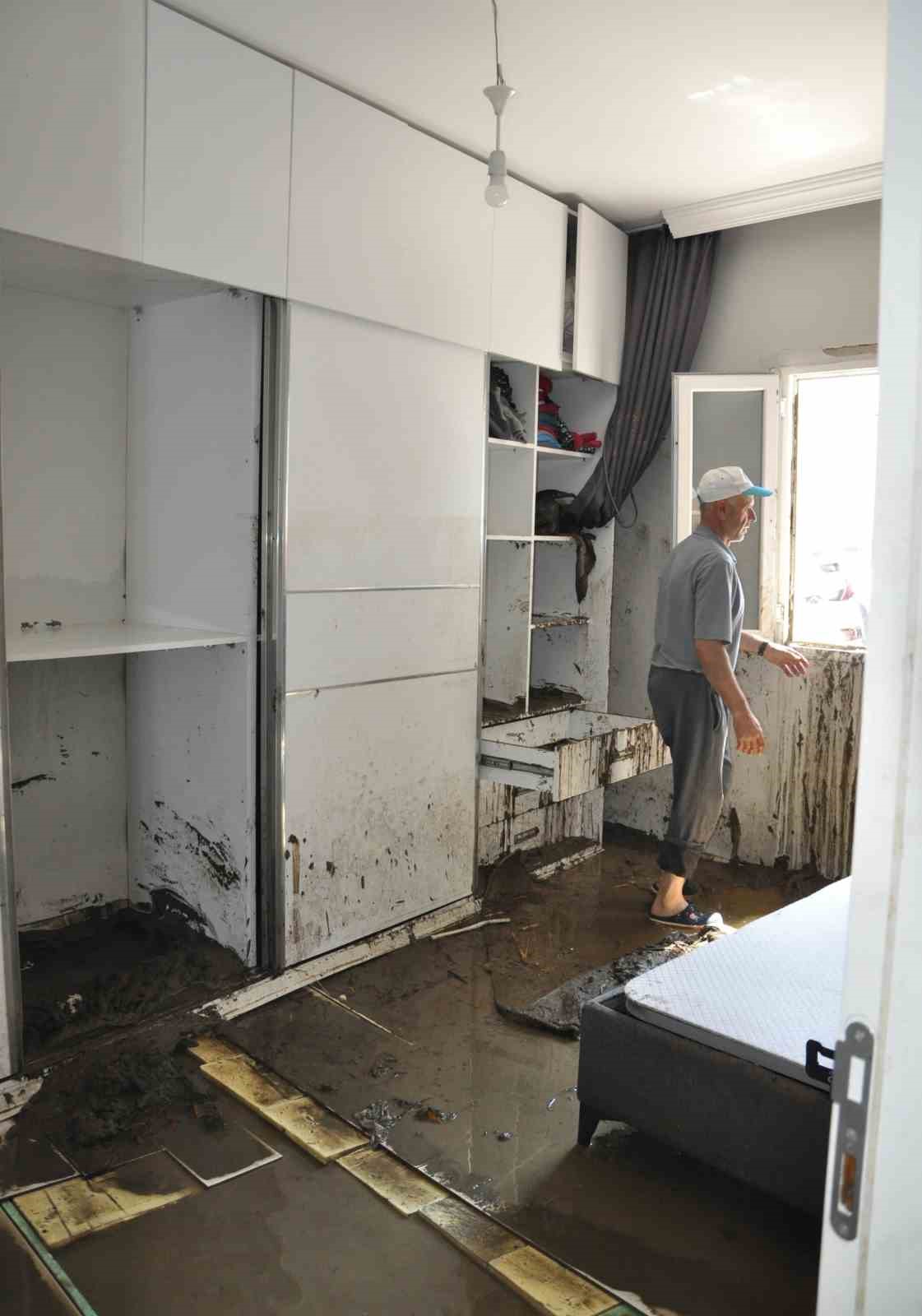 Sel suları evinin içinden geçti: Ölümden döndü 14 sel sulari evinin icinden gecti olumden dondu 10 9GfXW1PN