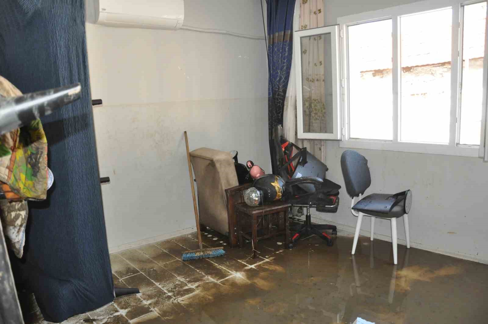 Sel suları evinin içinden geçti: Ölümden döndü 6 sel sulari evinin icinden gecti olumden dondu 2 P28MBH2e