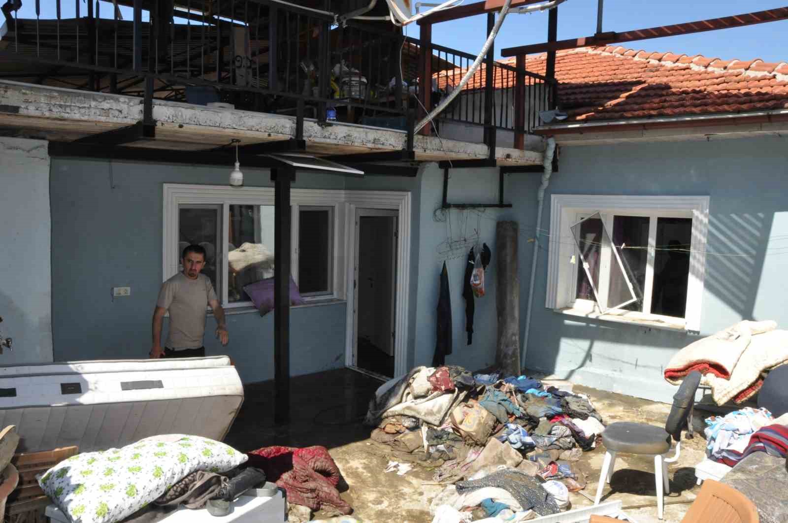 Sel suları evinin içinden geçti: Ölümden döndü 12 sel sulari evinin icinden gecti olumden dondu 8 BMdtG35Z