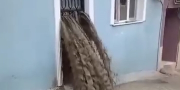 sel-sulari-evinin-icinden-gecti-olumden-dondu-WZJU6bkF.jpg