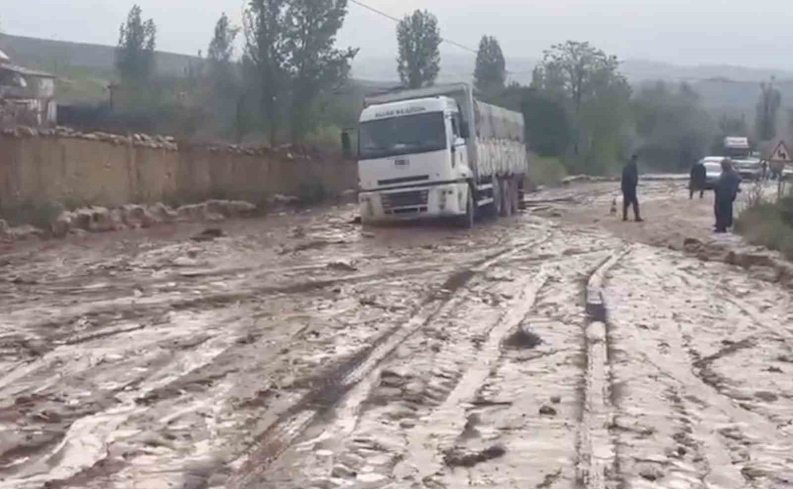 sel sulari iki ilceyi birbirine baglayan yolda ulasimi aksatti 0