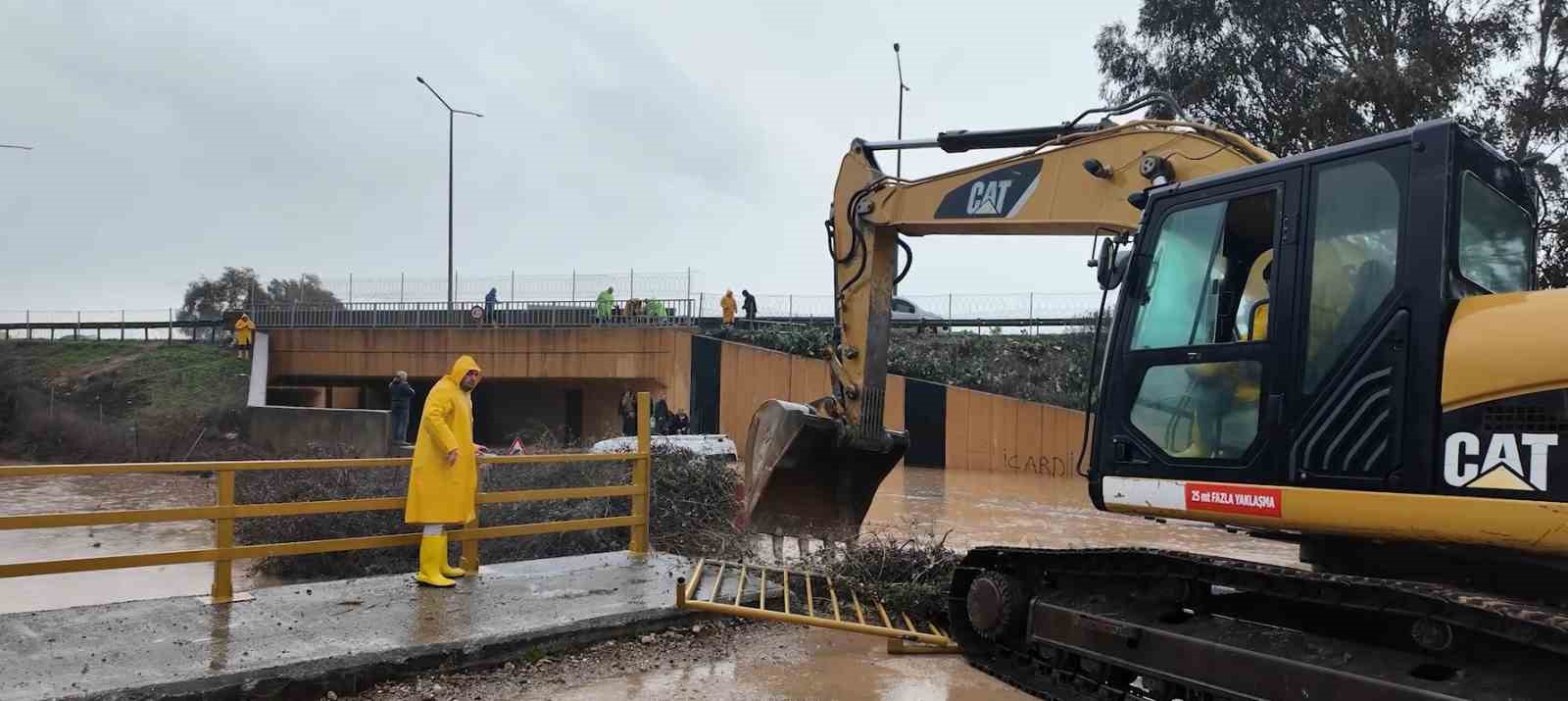 Sel suları yükselince minibüsün üzerinde mahsur kalan vatandaşları belediye ekipleri kurtardı 4 sel sulari yukselince minibusun uzerinde mahsur kalan vatandaslari belediye ekipleri kurtardi 0 BdLs7nD2