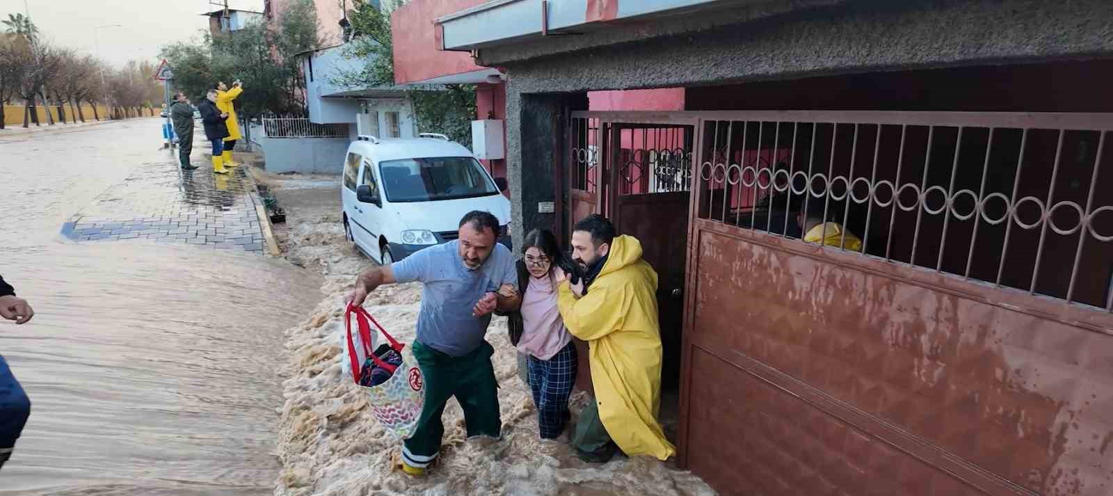 Sel suları yükselince minibüsün üzerinde mahsur kalan vatandaşları belediye ekipleri kurtardı 5 sel sulari yukselince minibusun uzerinde mahsur kalan vatandaslari belediye ekipleri kurtardi 1 udYtjewW