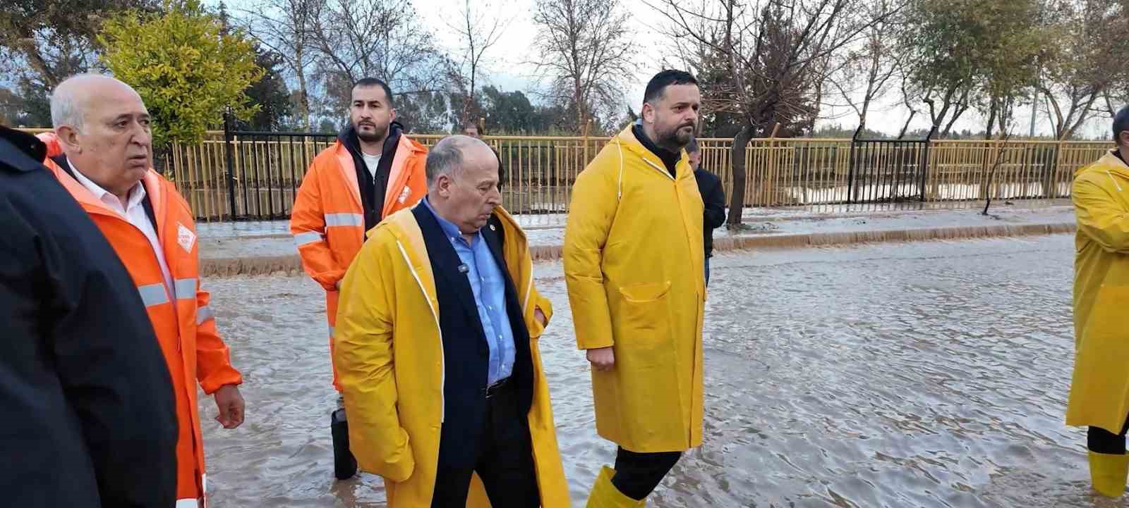 Sel suları yükselince minibüsün üzerinde mahsur kalan vatandaşları belediye ekipleri kurtardı 6 sel sulari yukselince minibusun uzerinde mahsur kalan vatandaslari belediye ekipleri kurtardi 2 Fypdv5ur