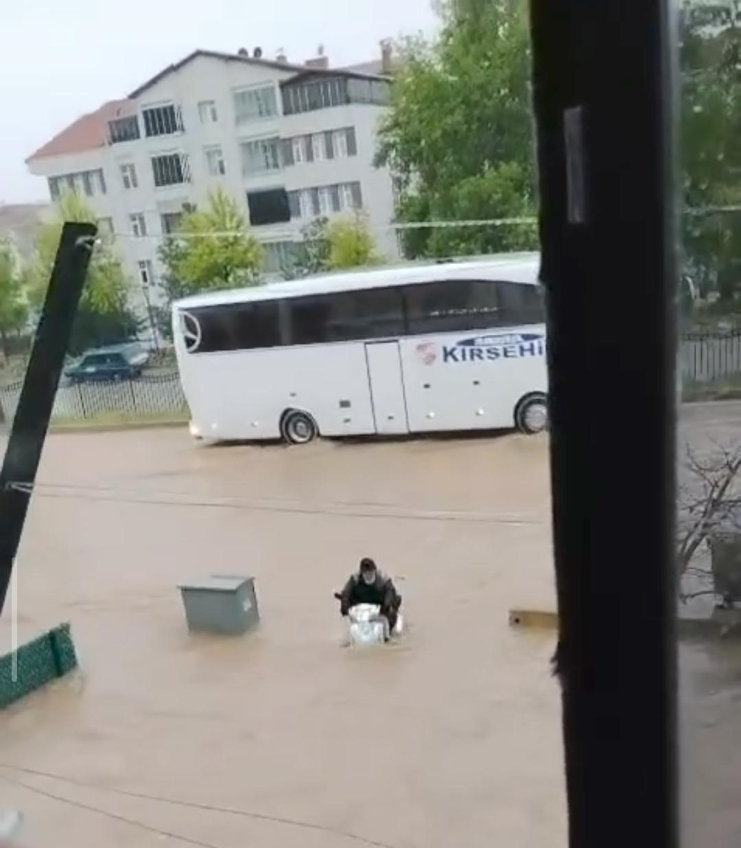 Sel sularına kapılan yaşlı adamı son anda kurtardılar 5 sel sularina kapilan yasli adami son anda kurtardilar 1 JipipPQr