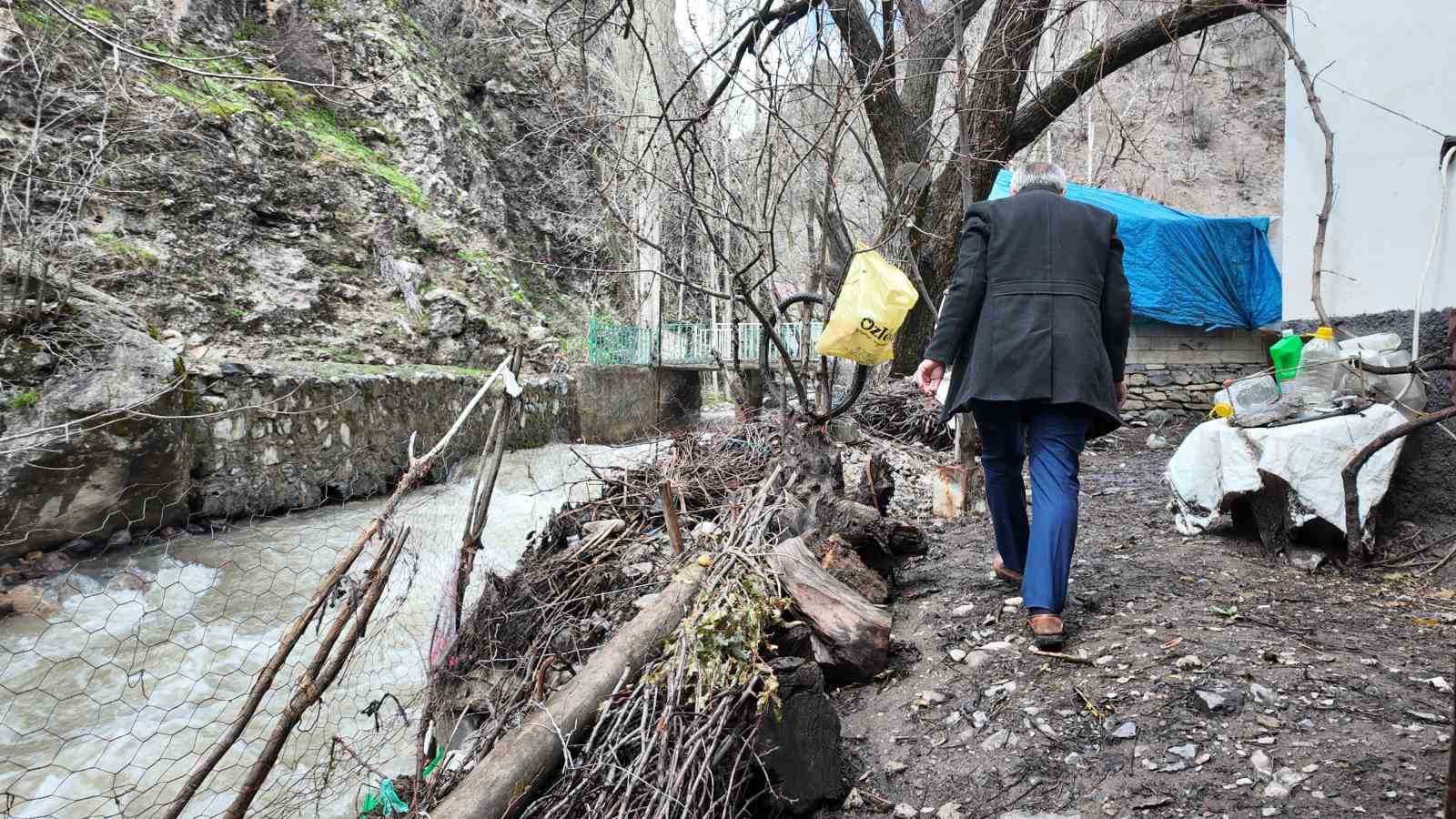 Sel sularından korunmak için odun ve çalılarla önlem aldı 5 sel sularindan korunmak icin odun ve calilarla onlem aldi 1 rVjMU6JM