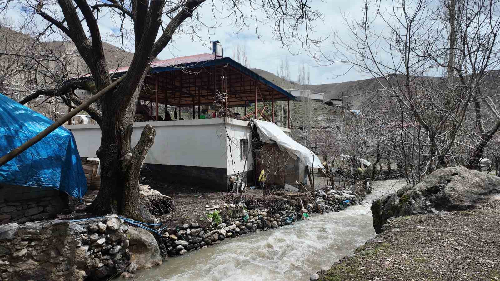 Sel sularından korunmak için odun ve çalılarla önlem aldı 15 sel sularindan korunmak icin odun ve calilarla onlem aldi 11 rIaHhizs