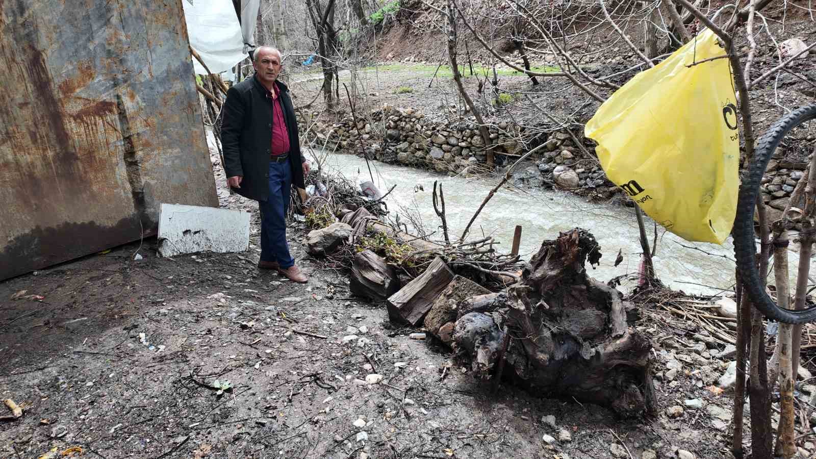 Sel sularından korunmak için odun ve çalılarla önlem aldı 7 sel sularindan korunmak icin odun ve calilarla onlem aldi 3 rWtIFcOR