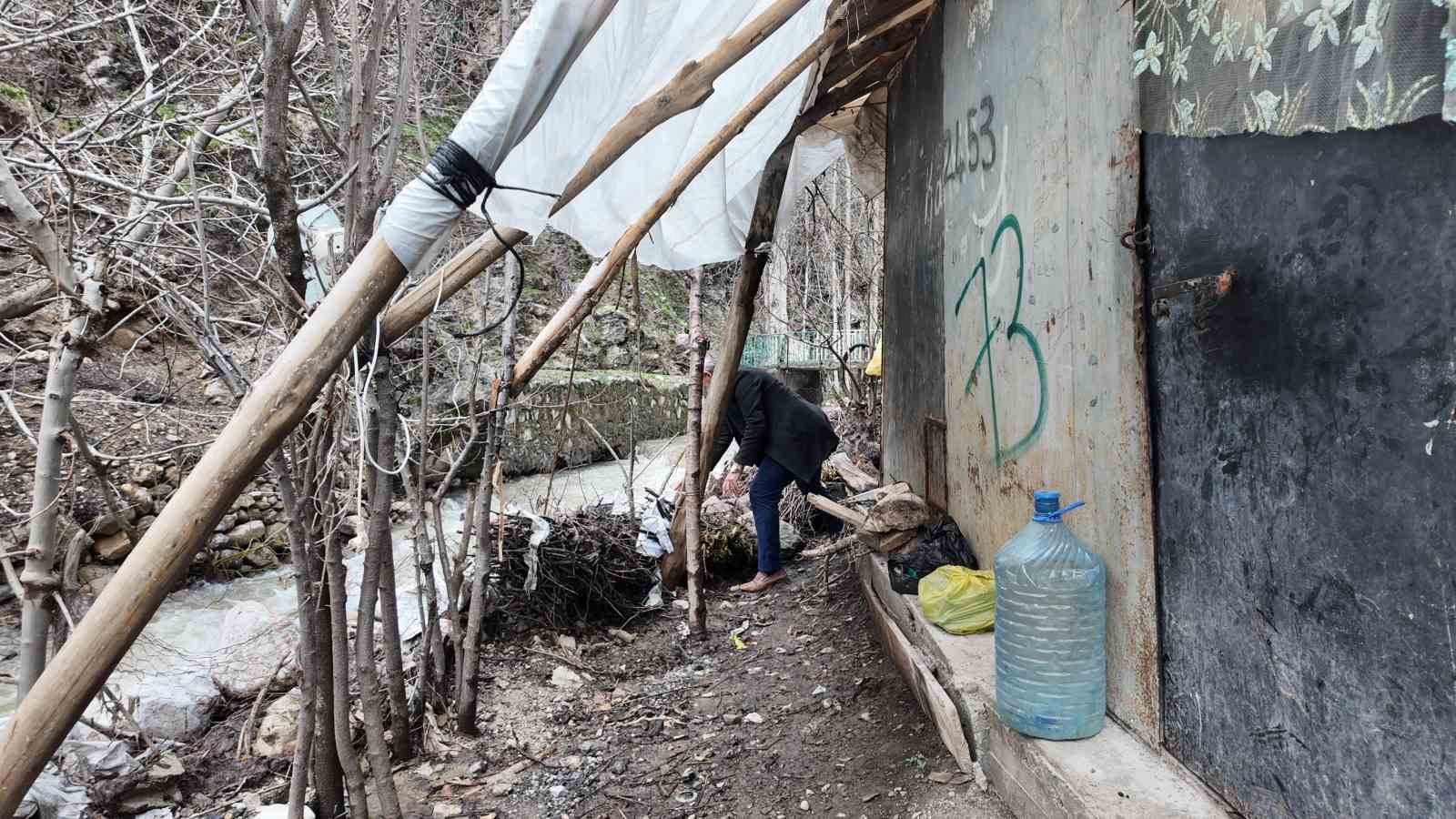 Sel sularından korunmak için odun ve çalılarla önlem aldı 10 sel sularindan korunmak icin odun ve calilarla onlem aldi 6 WDvGBq6I