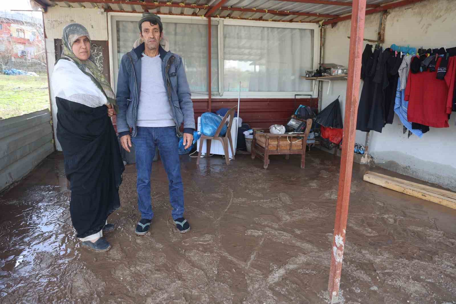 sel sularinin bastigi evi zarar goren kadin afet esnasinda yaralandi 0 gpUIYFVF