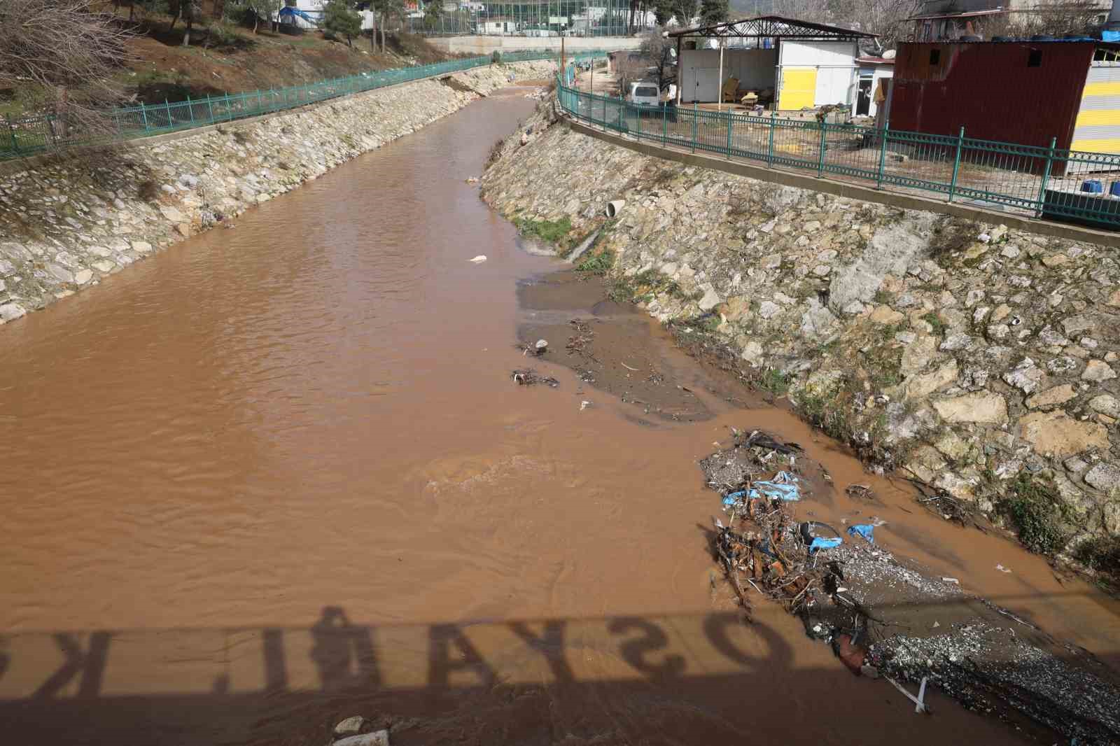 sel sularinin bastigi evi zarar goren kadin afet esnasinda yaralandi 4 MVFlXPys