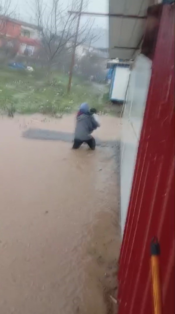sel sularinin bastigi evi zarar goren kadin afet esnasinda yaralandi 6 riV1H4fY